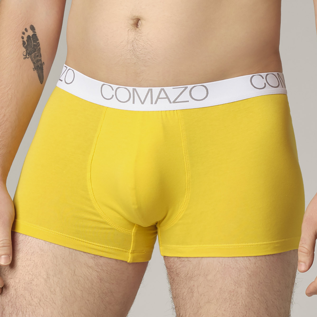 Donkergele pants van biologische katoen